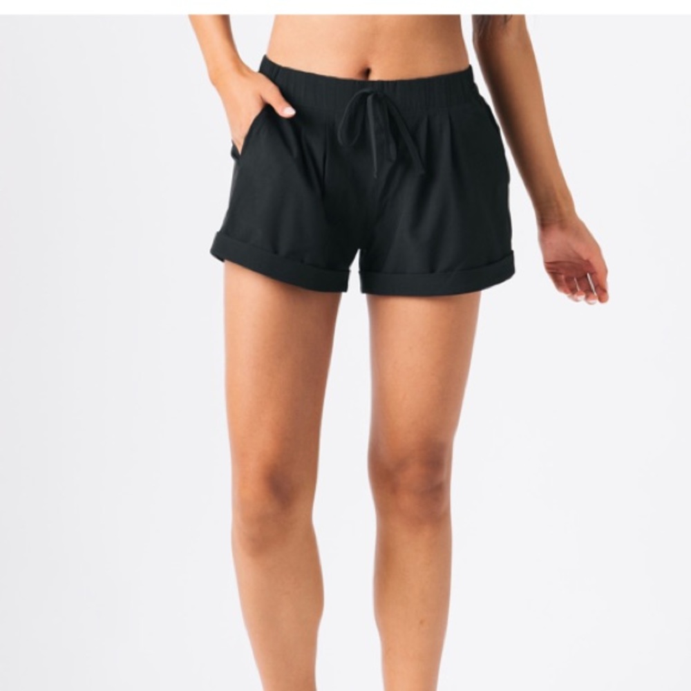 ZYIA🖤NWOT Summer Short Med.